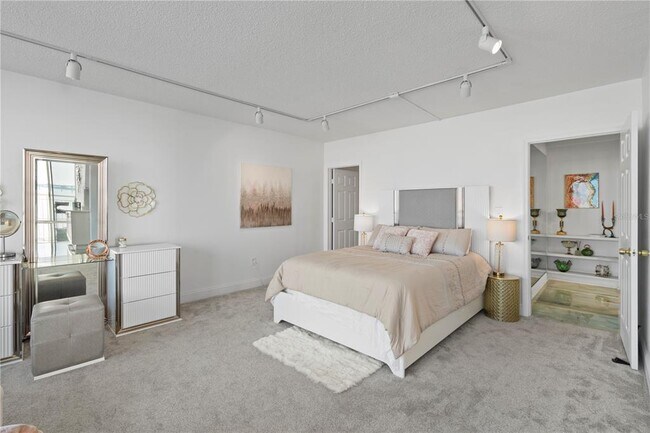 Building Photo - 100 Pierce St