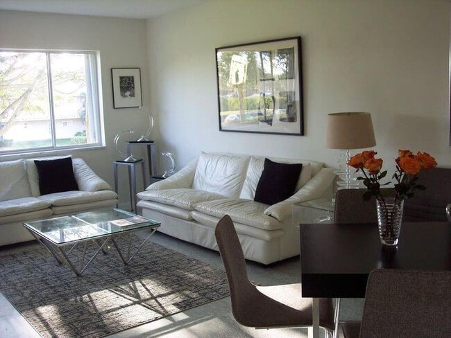 Building Photo - 2615 Garden Dr N