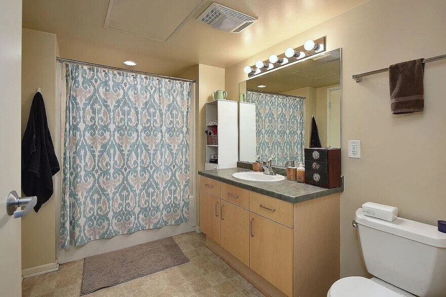 Building Photo - 1924 N Hubbard St