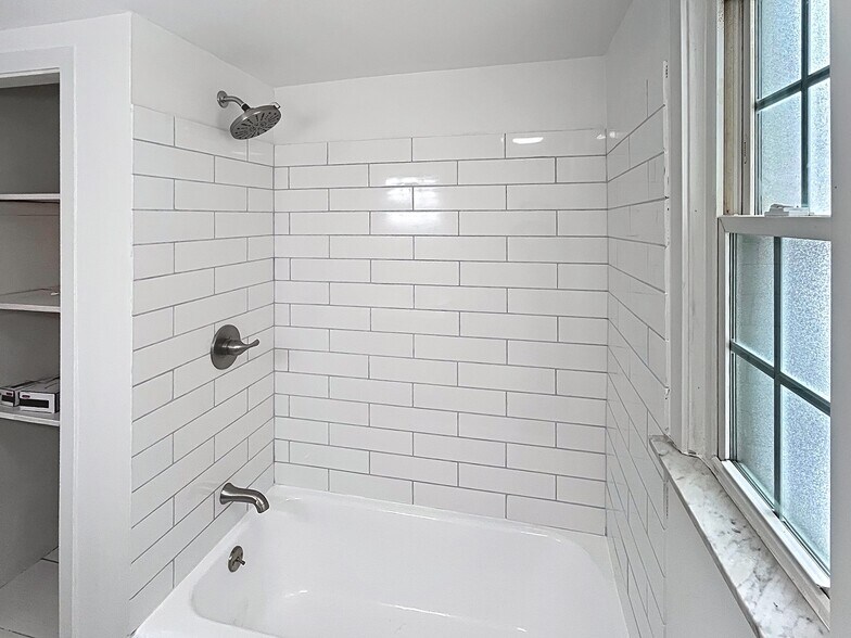 Building Photo - 18411 Chagrin Blvd