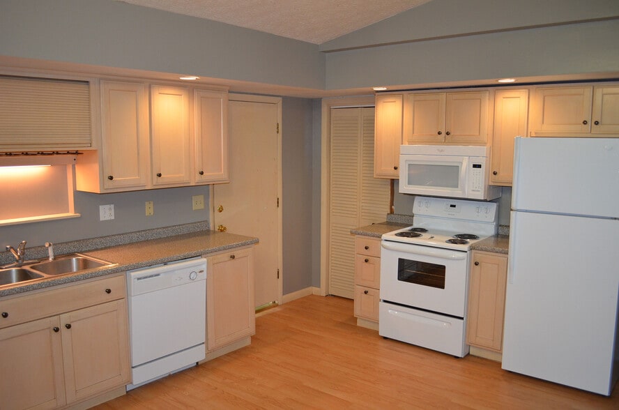 Building Photo - 8074 Rolling Hills Dr
