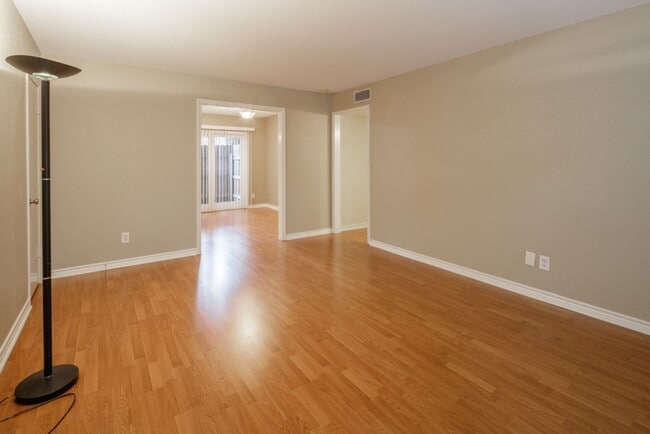 Building Photo - Condo Available for Rent!