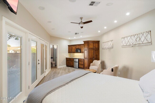 Building Photo - 10060 E Emerald Dr