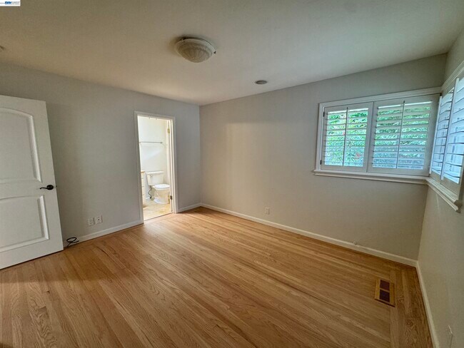Building Photo - 54 Maple Ave