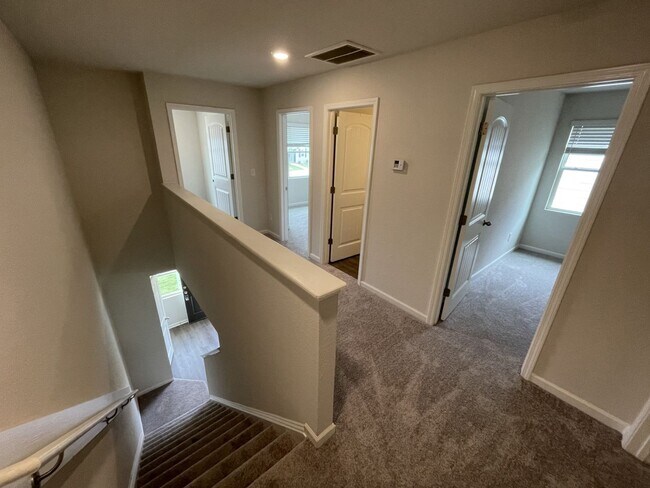Building Photo - 3 Bedroom 2.5 Bath Town home