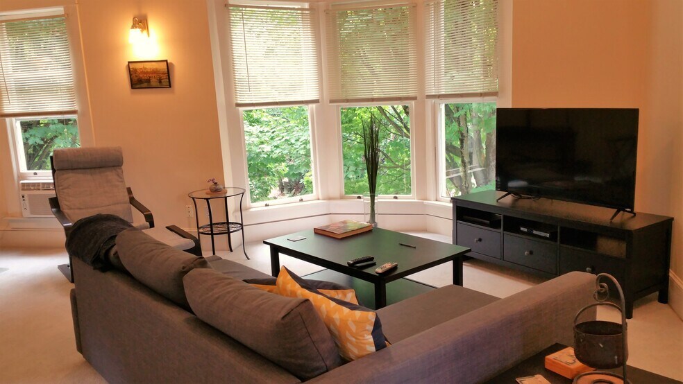 living area facing Southth - 131 SW Hooker St