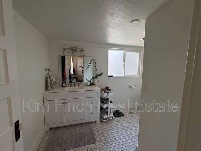 Building Photo - 1149 S Lk St