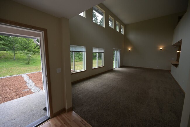 Building Photo - 3 bed, 2.5 bath, 2 car garage, lots of sun...