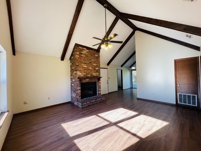 Building Photo - Home For Rent