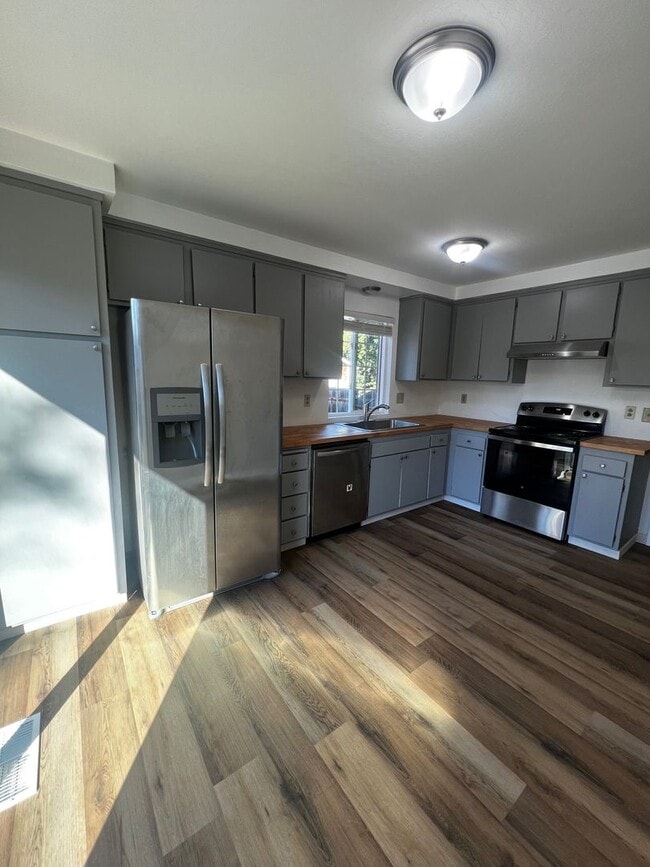 Building Photo - 3 Bedroom/2 Bathroom Single Story Home In ...