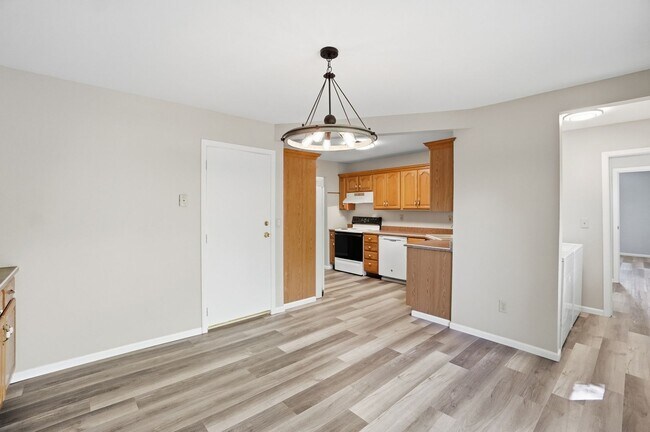 Building Photo - Three Bedroom Home with Great Outdoor Entertainment Space!