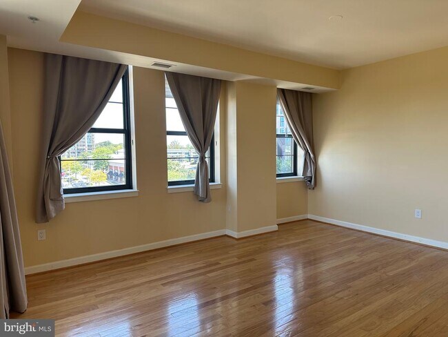 Building Photo - 1830 Fountain Dr