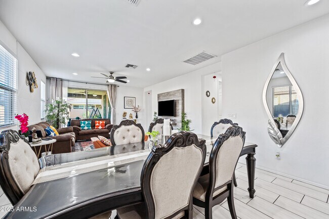 Building Photo - 10829 W Hadley St