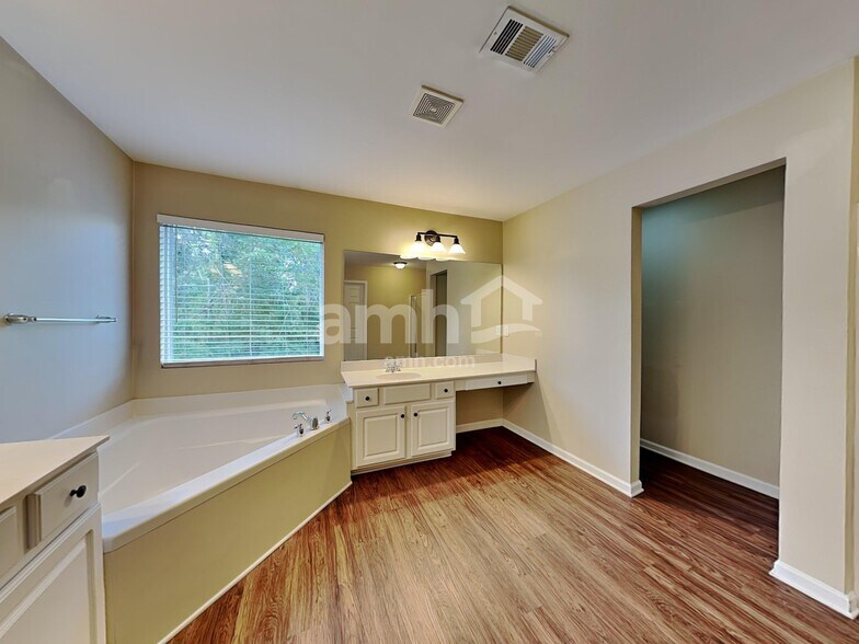 Building Photo - 302 Forest Bend Dr