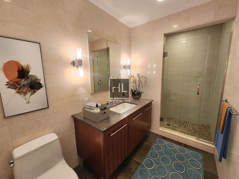 Building Photo - 2BR 2BA w/ Curvy Balcony, In-Unit Laundry, Gym, Roof Deck In Boutique Low-Rise Doorman Building