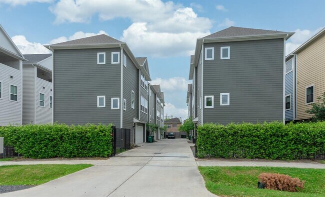 Building Photo - 312 W 28th St