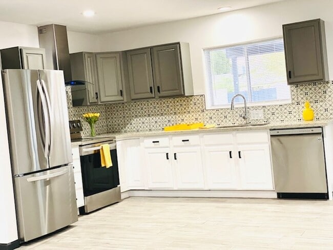 Building Photo - Modern Centrally Located 3 bed, 2 bath w/Large back yard