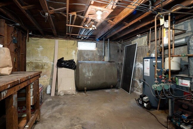 Building Photo - 10 Seneca Dr