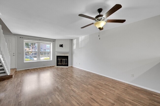 Building Photo - $2,195.00 - 2 Bed, 1.5 Bath, Townhome in L...