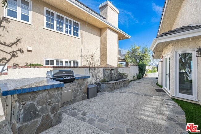 Building Photo - 6024 Paseo La Vista