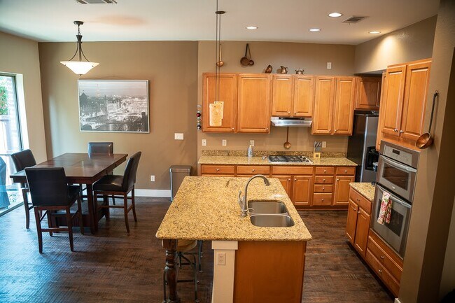 Building Photo - 1204 Lake Pointe Way