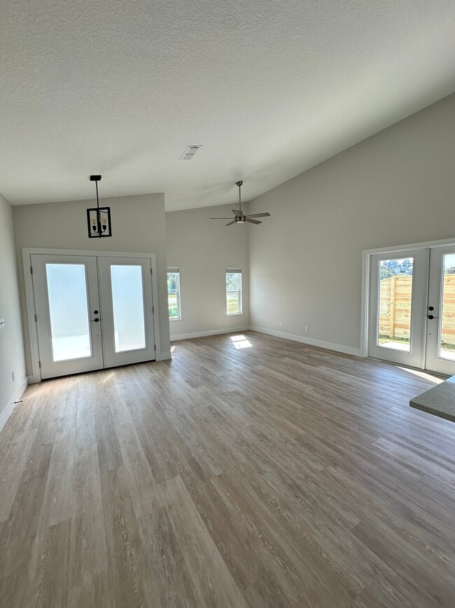 Building Photo - 1A A St