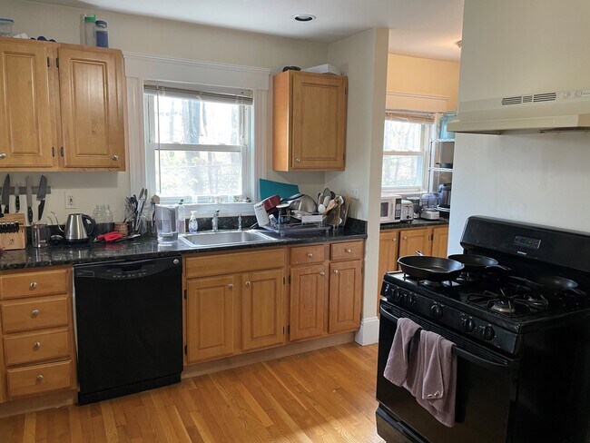 Building Photo - 35 Dickinson Rd