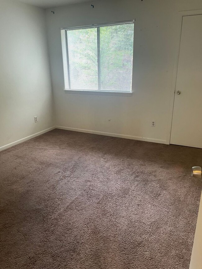 Building Photo - Two Bedroom, Two Bathroom Florida Rd Apt with Convenient Location!