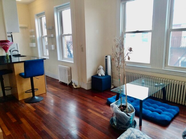 Building Photo - 108 Myrtle St