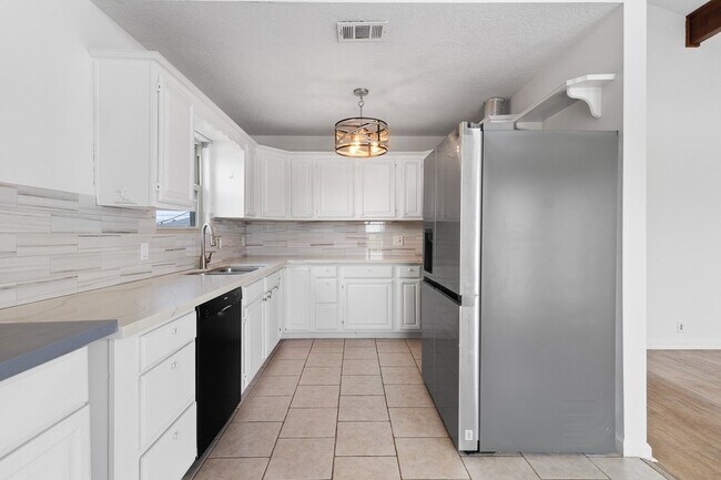 Building Photo - 4014 Kent Dr