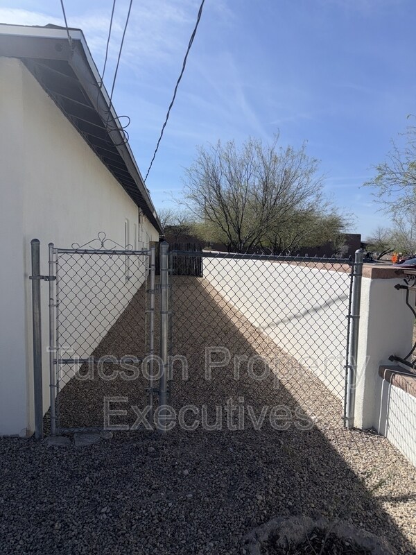 Building Photo - 324 W 23rd St