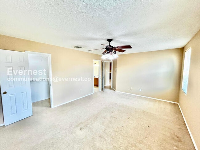 Building Photo - 4 Bed, 2 Bath Home with Fenced Yard & Garage / Available Now!