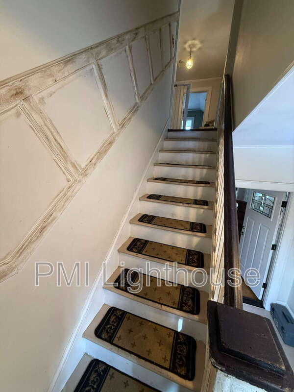 Building Photo - 145 Soundview Rd