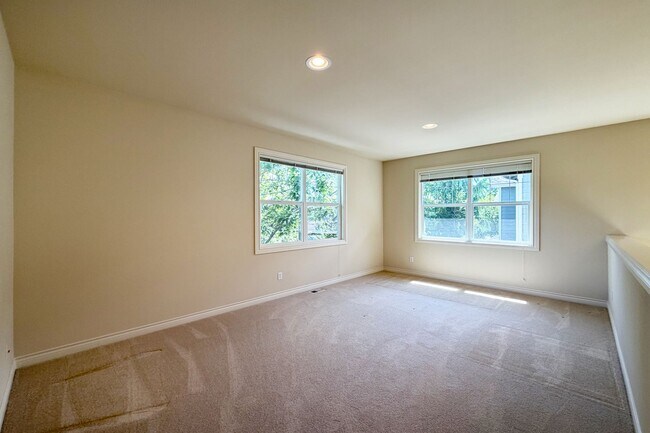 Building Photo - 3Bd/2.5Ba Redmond Home
