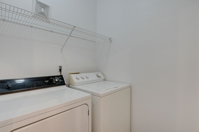 Building Photo - Cozy 1-Bed Apartment with Fireplace – Your...