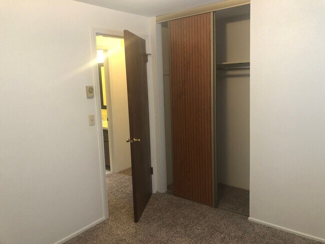 Building Photo - 3 bedroom, 1 bath house in Springfield!