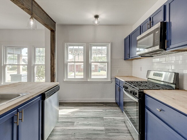 Building Photo - Beautifully Updated Bungalow!