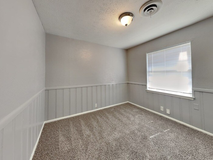 Building Photo - 2126 Ridgeway St