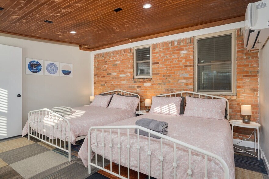 Building Photo - 7809 Claremont Dr