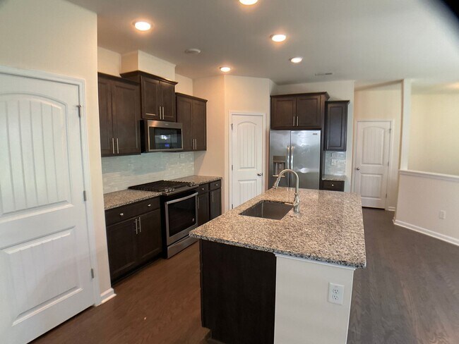 Building Photo - 4 Bed, 3 Bath in Desirable Apex
