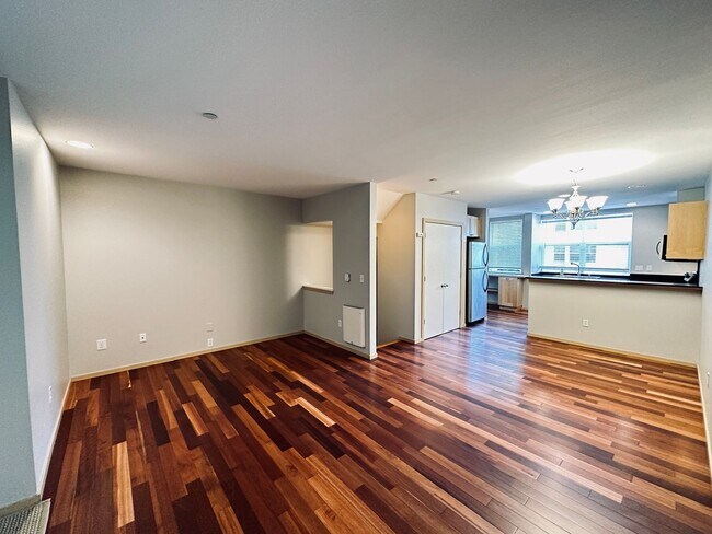 Building Photo - Shoreline - 2 Bedroom plus 1 den/ 2 Bath T...