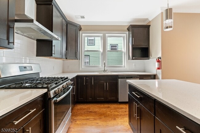 Building Photo - 57 Elm St