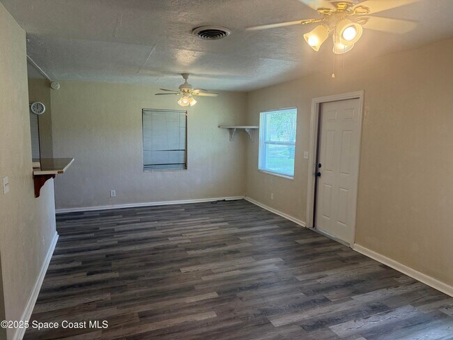 Building Photo - 325 Patrick Cir