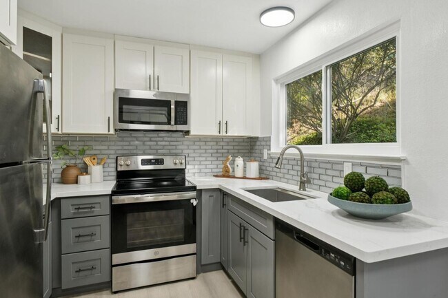 Building Photo - 4028 Farm Hill Blvd