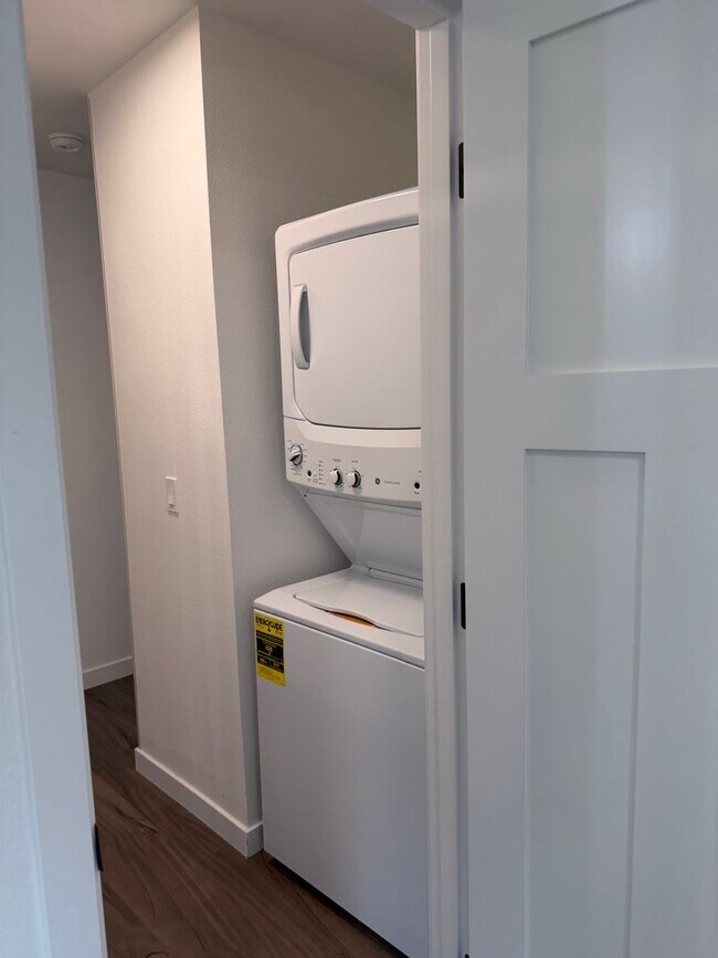 Building Photo - Brand new 3 bedroom 3 full bath townhouse in Thurston! MOVE IN SPECIAL!