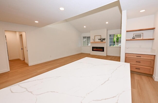 Building Photo - 8418 N Del Mar Ave