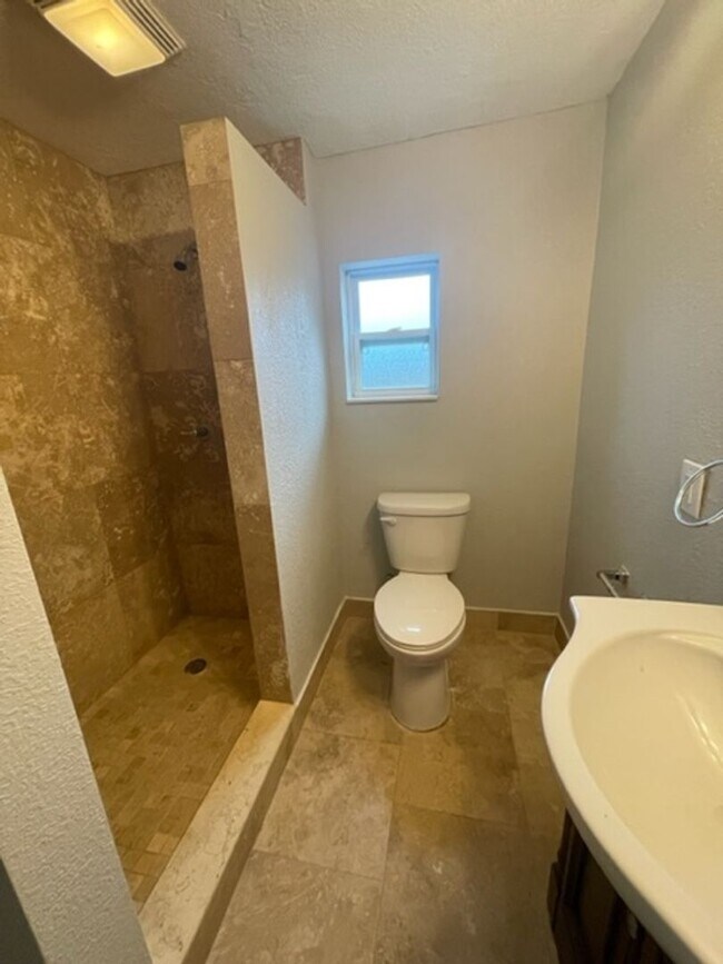 Building Photo - 2 BR/2 BA Beautifully Updated Home in Semi...