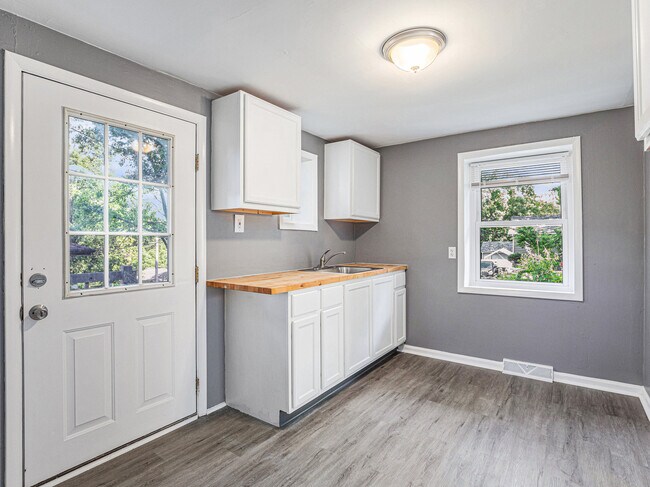 Building Photo - 5102 NE 47th Terrace