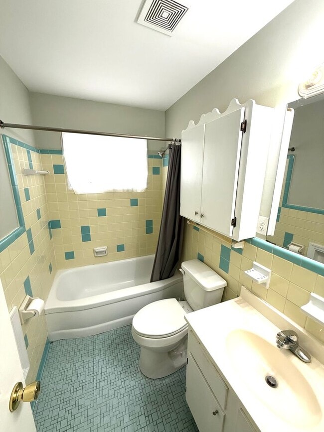 Building Photo - ** 3 Bed 1 Bath located in Hillwood Club o...