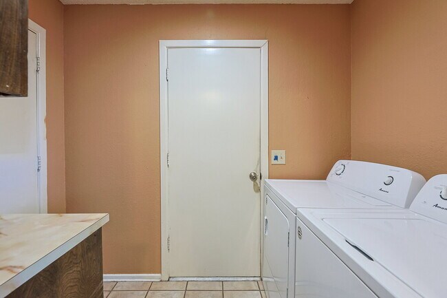 Building Photo - Spacious 3/2/2 near McCullough Park